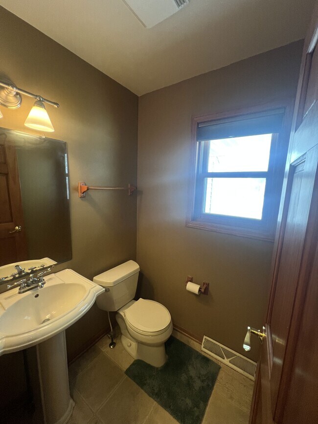 Building Photo - N6188 Shadybrook Ln