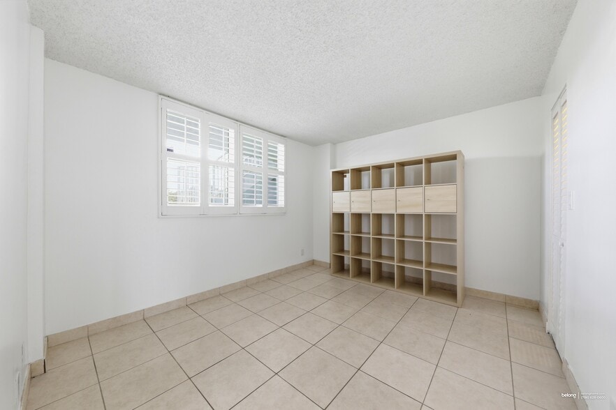 Building Photo - 121 Royal Pk Dr