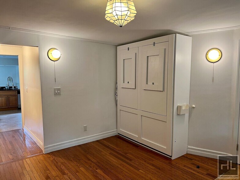 Building Photo - 1BR 1BA Private Garden Level Floor Through...