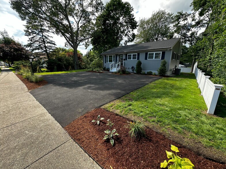Front with driveway - 193 Beaver St