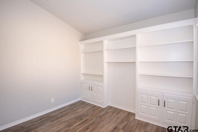 Building Photo - 5823 Hollytree Dr