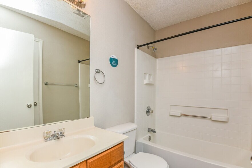 Building Photo - 825 Mesa Vista Dr