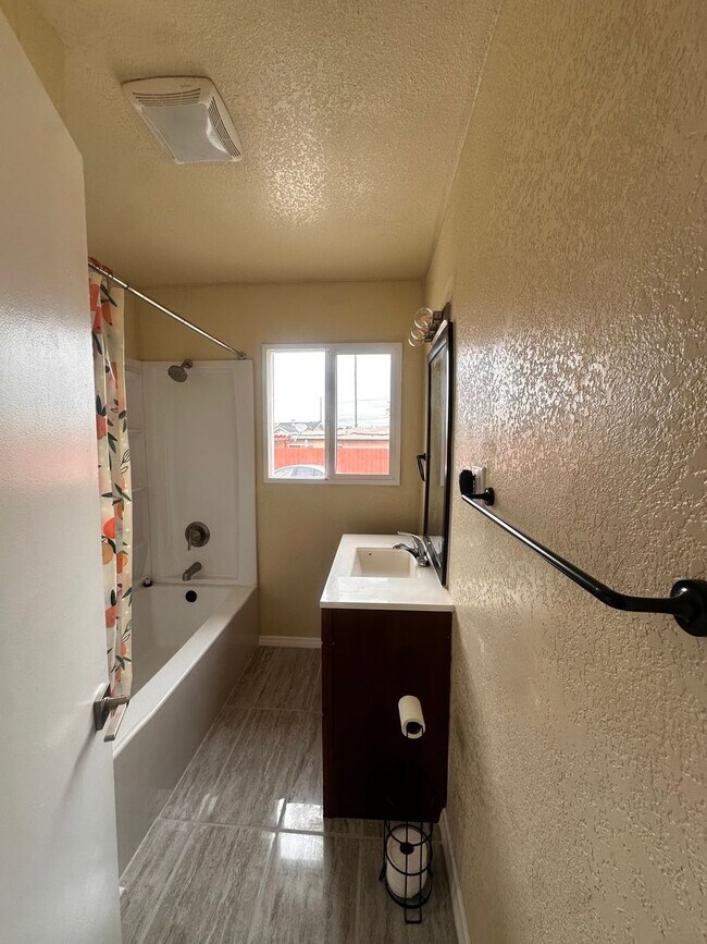 Building Photo - 2 Bedroom, 2 BA house for Rent in National...