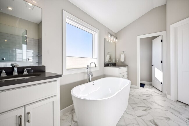 Building Photo - 2275 Lakeshore Point Dr N E