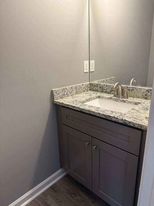 Building Photo - Complete BRAND NEW Renovation 3 Bed/2.5 Ba...