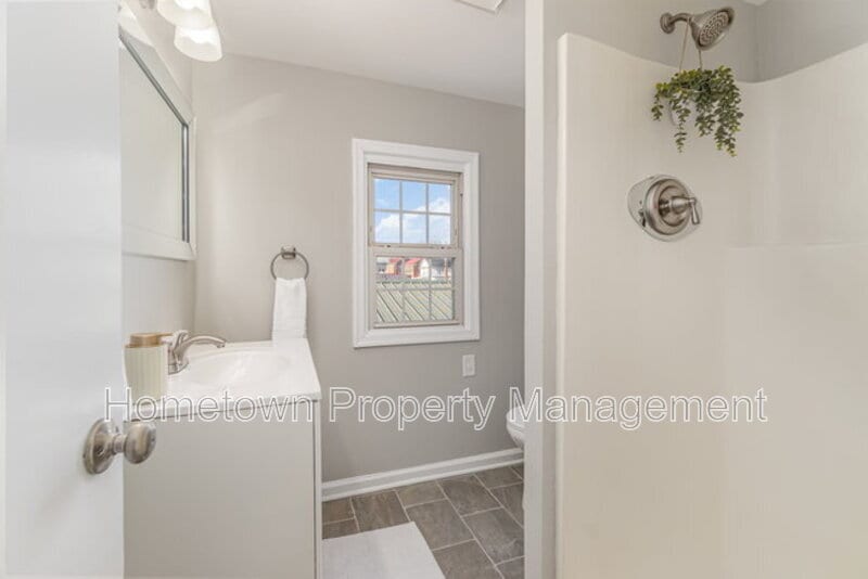 Building Photo - 28 W Main St