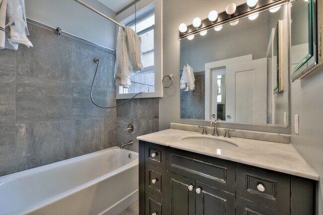 Building Photo - Baker Street 2753-55