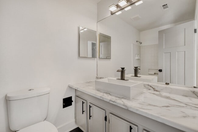 Building Photo - 42 N Park Ave