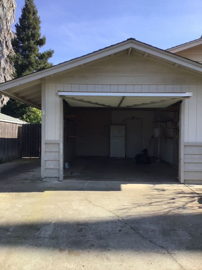 Primary Photo - Nice 2-Bedroom Home