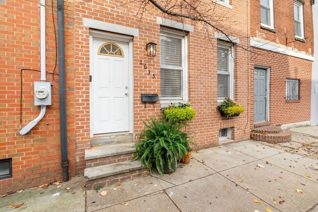 Building Photo - 1635 Catharine St