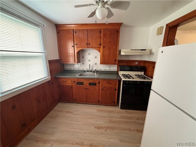 Building Photo - 806 Cleveland Dr