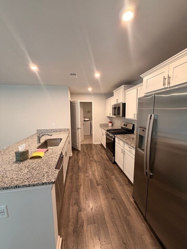 Building Photo - Like New 4 Bed, 2.5 Bath Townhome Available in Greenville
