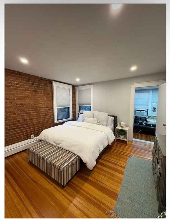 Building Photo - Beautiful 1.5 bedroom in Brighton…. DON’T MISS OUT!!!!