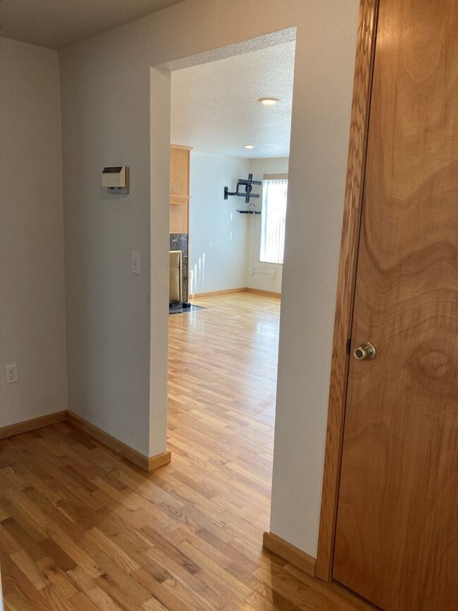 Building Photo - Spacious 4-Bedroom, 2-Bath Home with Daylight Basement, Large Yard & Two Fireplaces!.