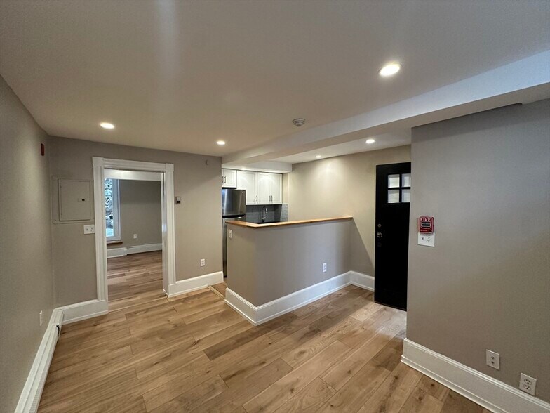 Building Photo - 61 Phillips St