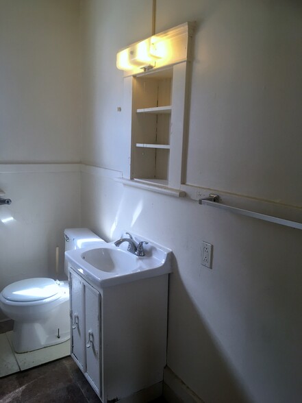 Building Photo - 588 Schiller Ave