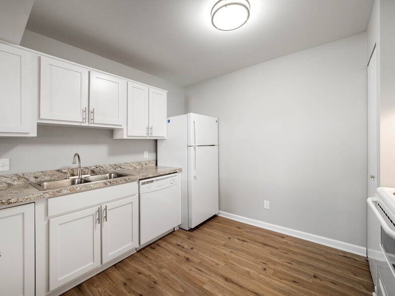Building Photo - Creekside at Fenton Heights