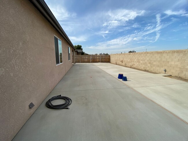 Building Photo - Newer home for rent in Visalia