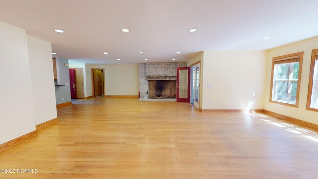 Building Photo - 245 Lakeside Dr