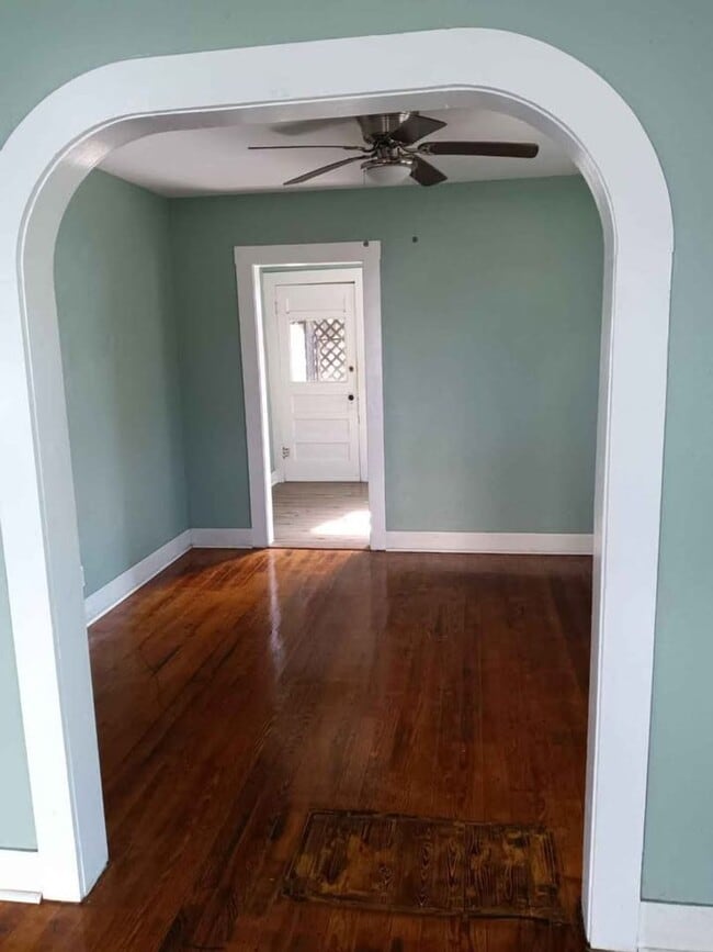 Building Photo - Simple 2/1 downtown