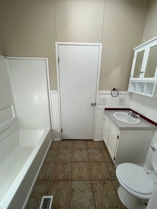 Building Photo - Country 3-bdr/2-bath with huge yard in Crooked River Ranch!
