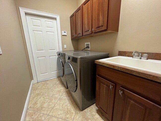 Building Photo - Beautiful 5 Bed 4 Bath Pool Home in the gu...