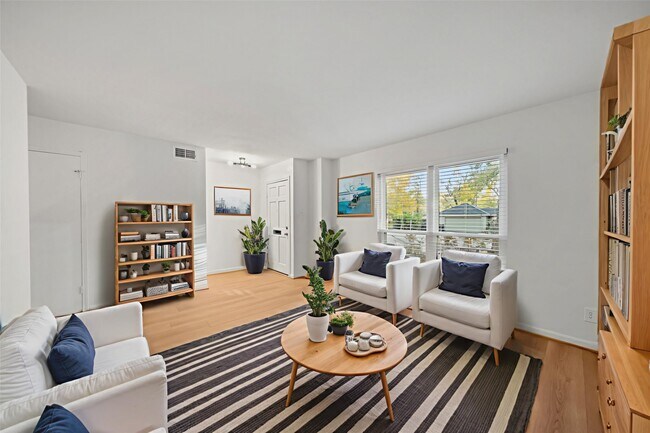 Building Photo - 9654 Westview Dr