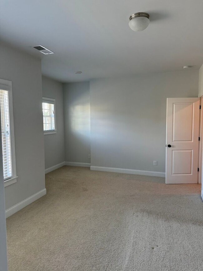 Building Photo - Spacious 5BR House in Buford