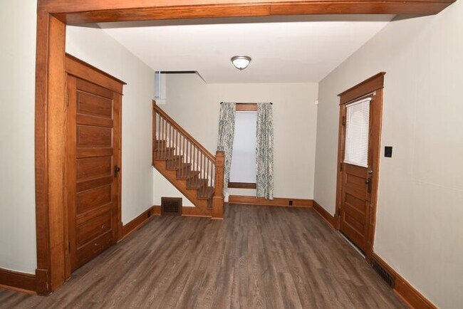 Building Photo - Near Downtown South Bend 3 bedroom home