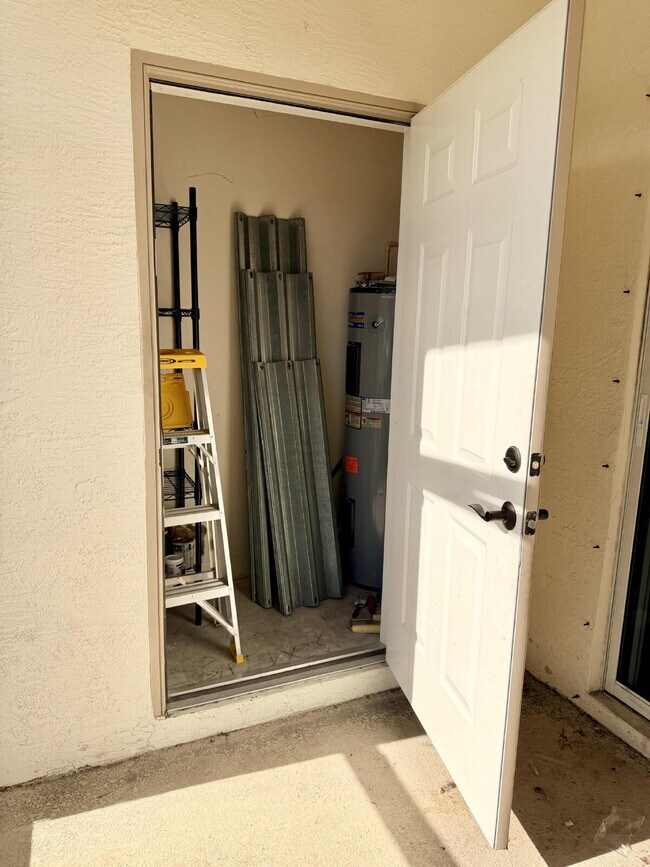 Building Photo - "Charming 3-Bed, 2-Bath Oasis in Wellington's Heart – 1060 Sqft of Comfort Awaits!"