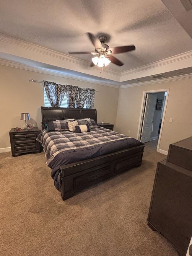 Building Photo - 1121 Archangel Way