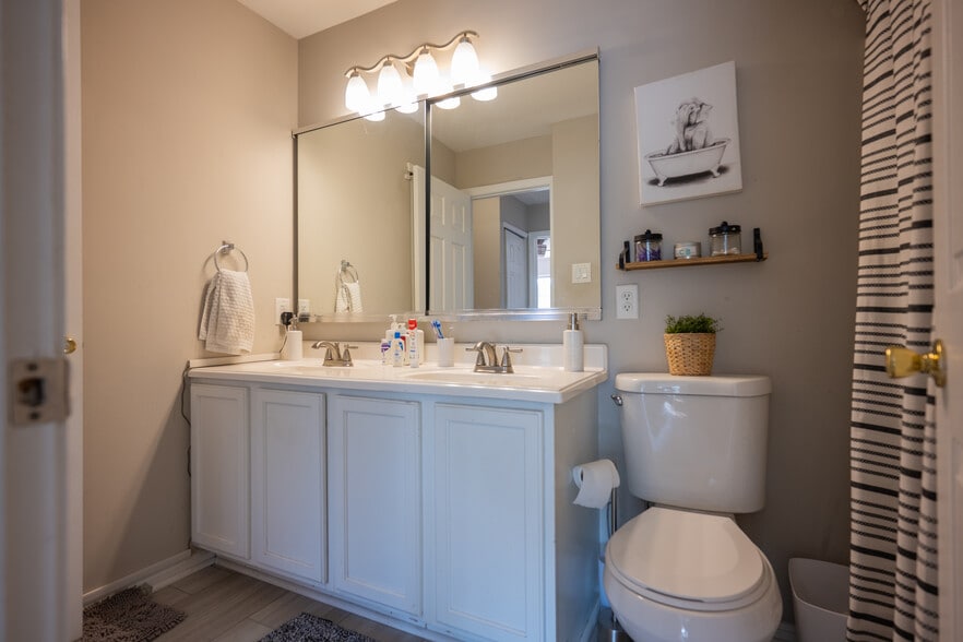 Building Photo - 4402 Vesper Cir