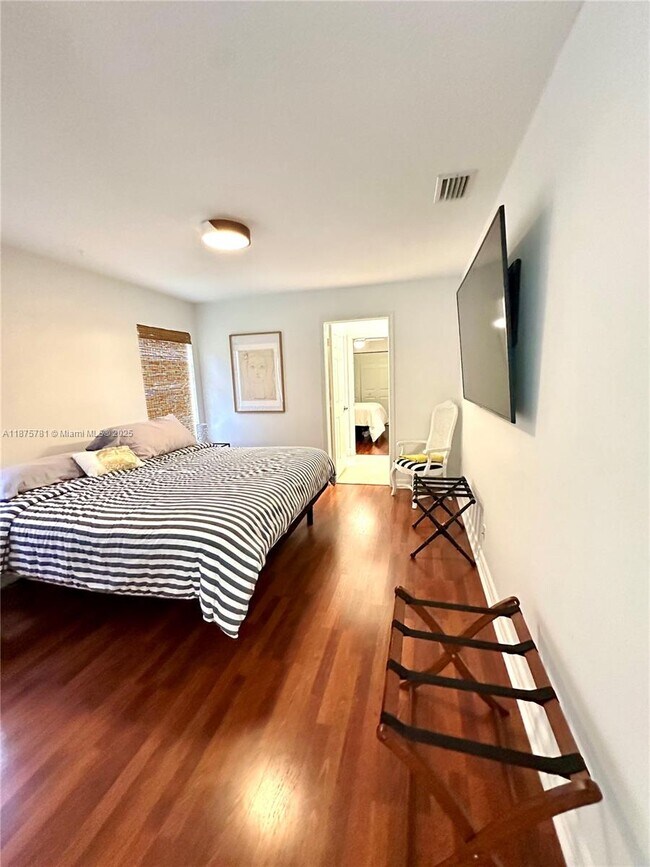 Building Photo - 656 Verona Pl