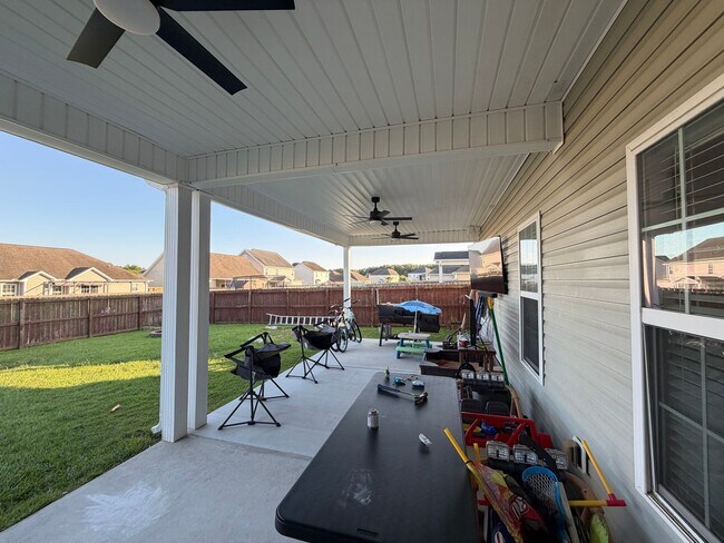 Building Photo - 4 Bedroom 2.5 Bath unfurnished home in Nautical Reach Neighborhood