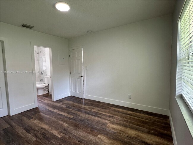 Building Photo - 3315 SW 15th Ave