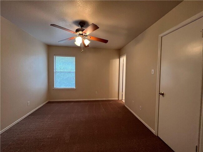 Building Photo - 1033 Christopher Ave