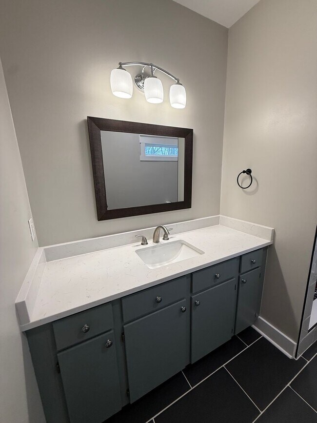 Building Photo - 4 Bedroom 2.5 Bathroom Home Available