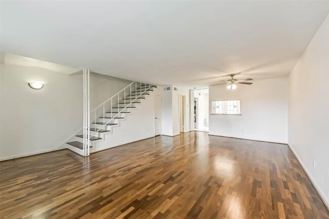 Building Photo - 815 S Ripple Creek Dr