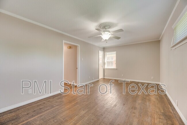 Building Photo - 11643 Rogue Way