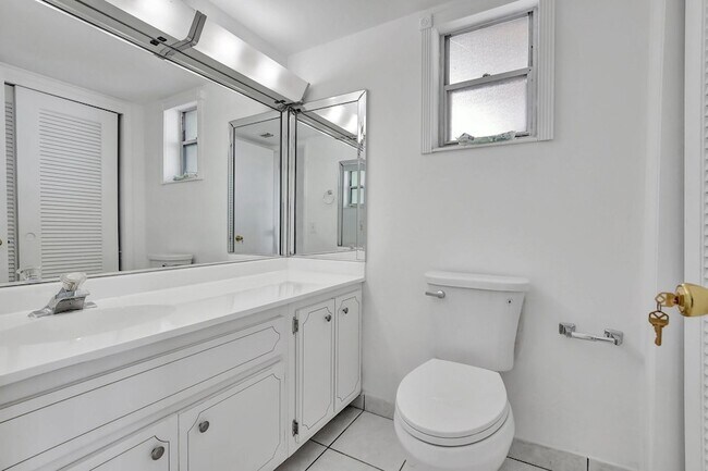 Building Photo - 2350 NE 14th Street Causeway