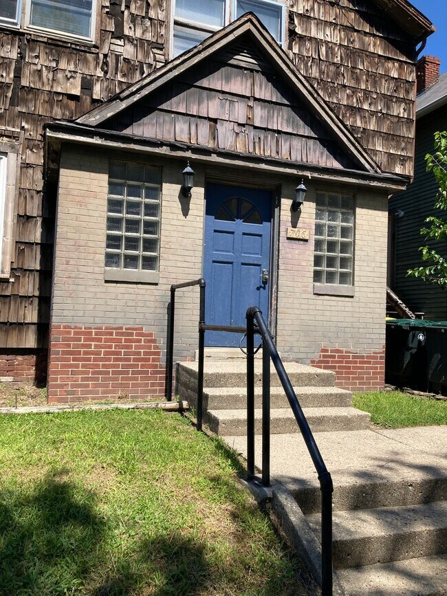Building Photo - 706 E Jackson St