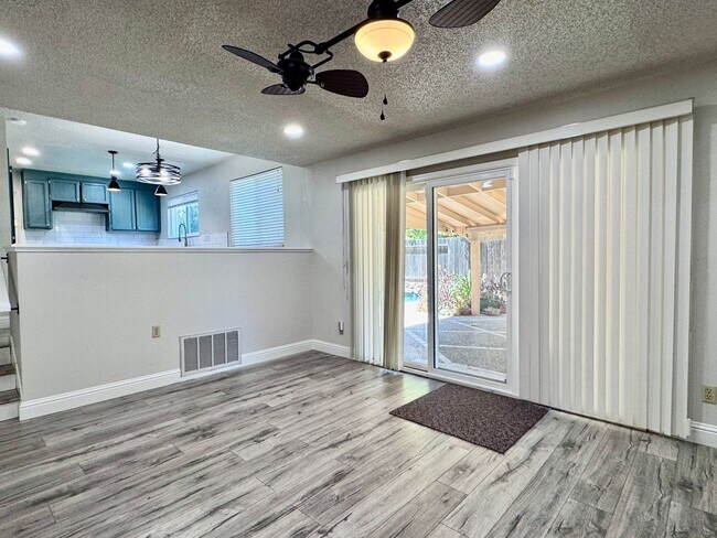 Building Photo - NOW AVAILABLE - 4 BED, 3 BATH, 2 CAR GARAG...