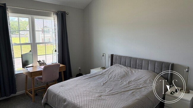 Building Photo - RATE DROP ALERT (was $2600/month)!