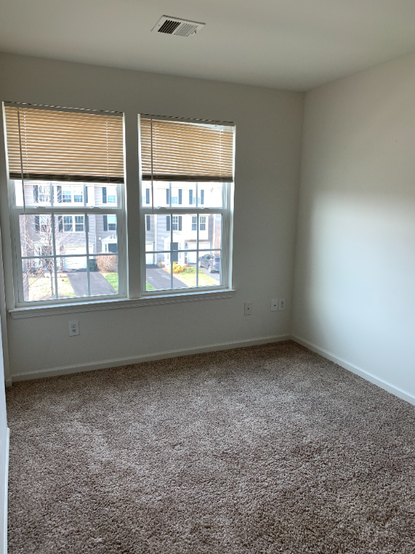 Building Photo - 1082 Sparrow Way