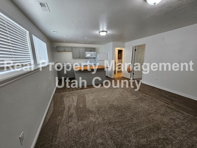 Building Photo - Large Orem Home