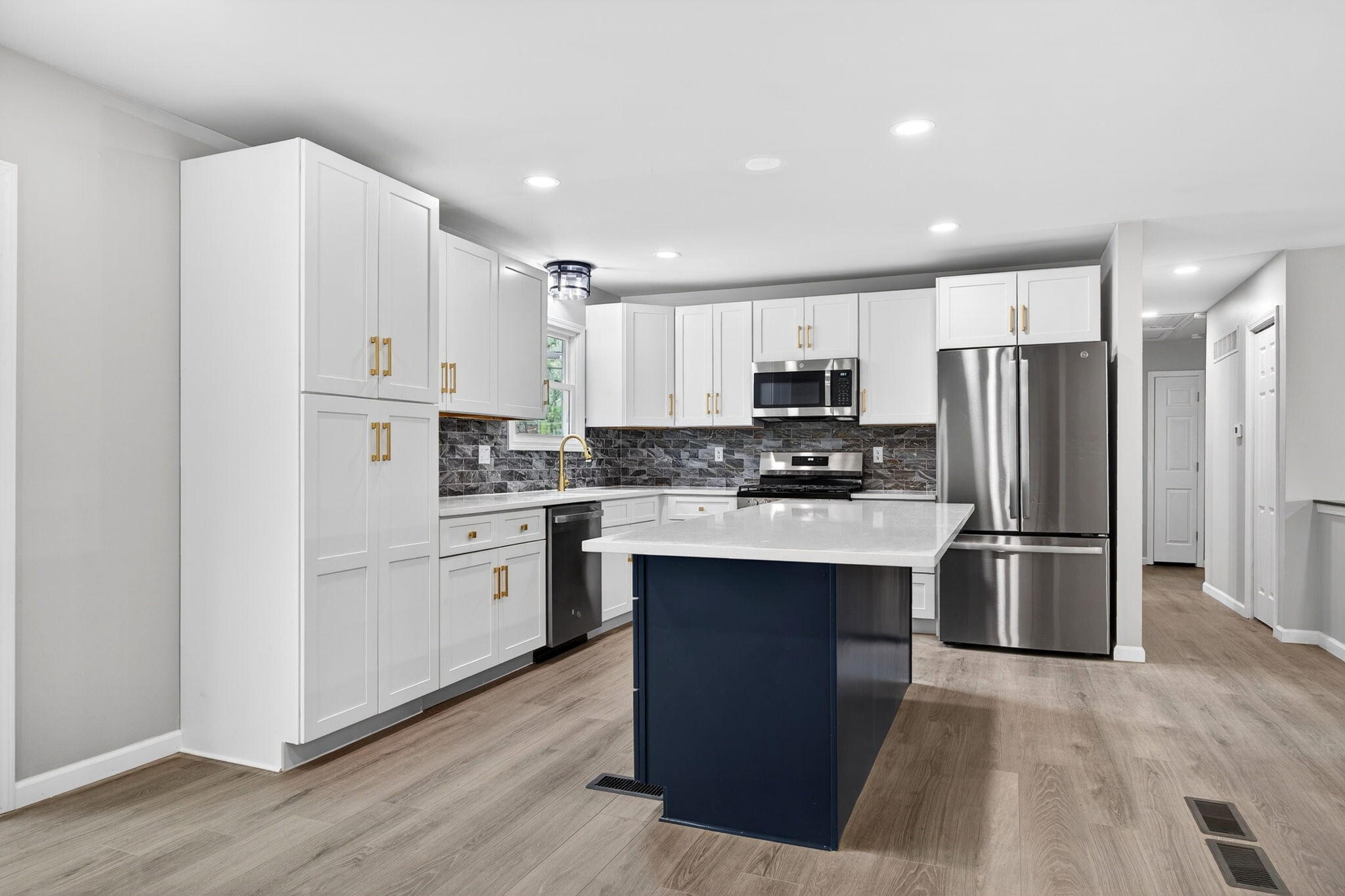 Kitchen - 3200 Schaffner Dr