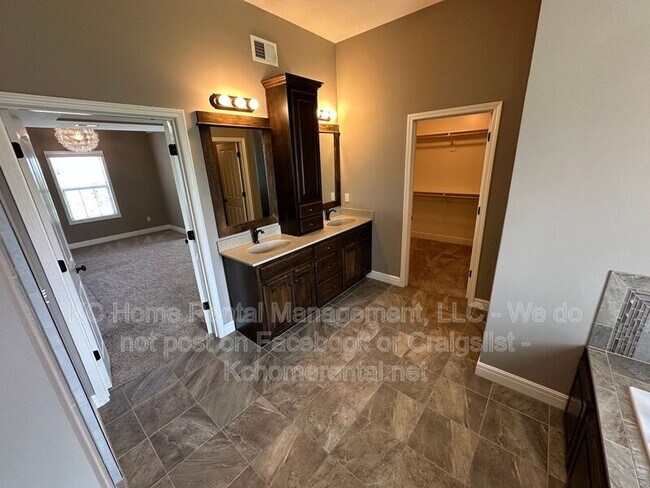 Building Photo - 8608 W 165th St