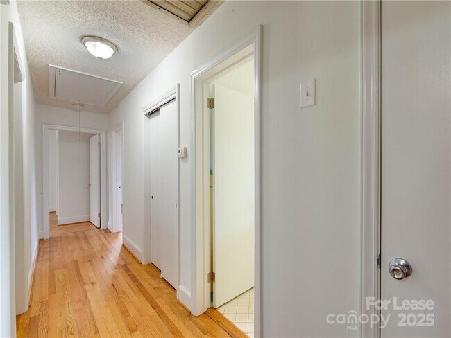 Building Photo - 1422 Holmes Dr
