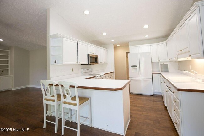Building Photo - 1205 Greenbriar Dr