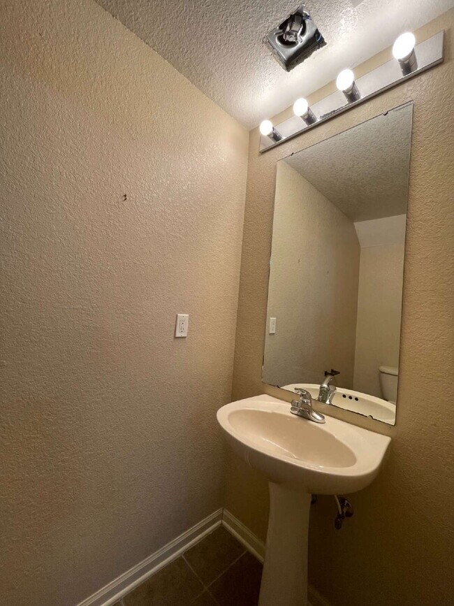 Building Photo - Luxurious 3-Bedroom Condo in Panama City, FL with Spacious Layout and Modern Amenities!